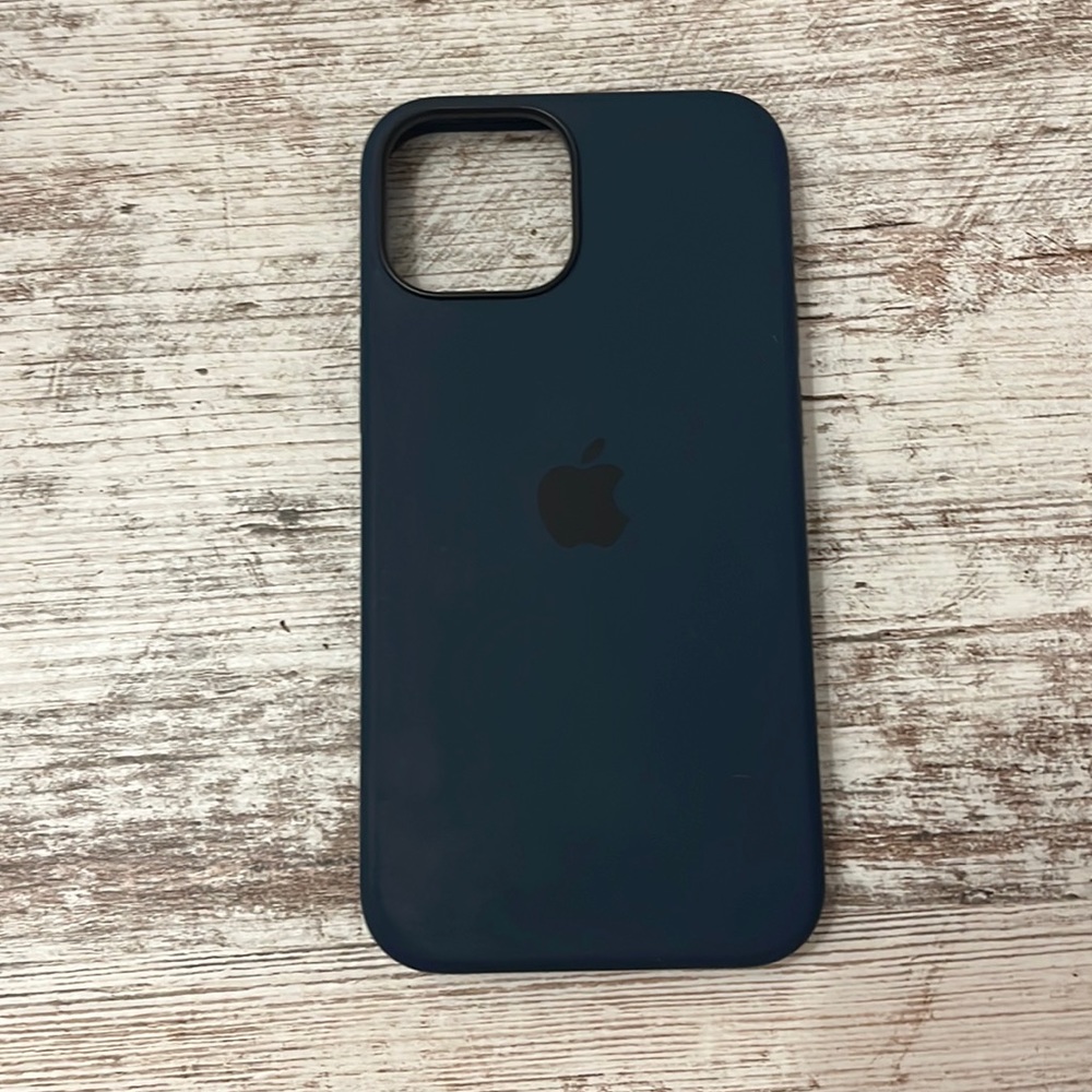 iPhone 13 mini Silicone Case with MagSafe -
Abyss Blue Used Once